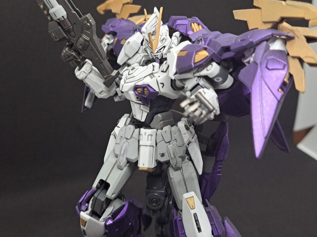 作成中、肩パーツを破損したため、接近戦モードへの変形はあきらめました。