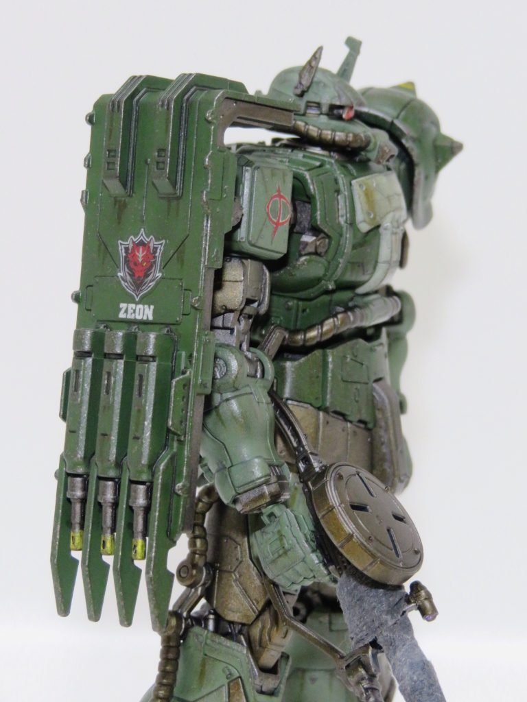 ウェザリングについては、・ウェザリングマスターのガンメタルをのせる・焼鉄色でチッピング・リアルタッチマーカー　ブラウン1で一部ウォッシング＆ストレーキングを実施しています。ちょっとやり過ぎた感じもしますが、まぁ良しとしましょう！😅付属のマーキングは、レッドウルフ隊のエンブレムはそのまま使用し、肩のエンブレムについては必要な部分だけデザインナイフで切り取って使用しました。その他のシールは使用せず、水転写式デカールを使用しました。