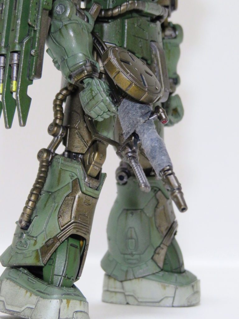 ザクマシンガンに、サーマルスリーブを装着してみました。マシンガン系の武器に着けるものなのかという疑問はありますが、実際どうなんでしょう？こちらは、お尻拭きを使用して製作しました。我が家では子供らのためにお尻拭きを大量買いしているので、何回か失敗しましたが材料に困ることはありませんでした😃お尻拭きは水分を多量に含んでいるので、しっかり乾燥させて、クレオスのファントムグレーで塗装しました。その後、くしゃくしゃに丸めてシワを作り、ザクマシンガンに巻き付けて木工用ボンドで接着しました。