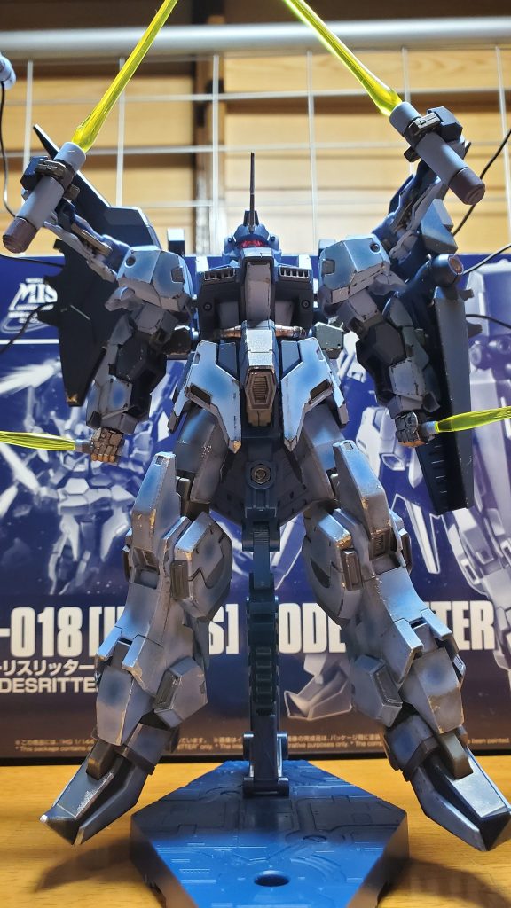 素組→少しだけスジボリ→つや消し→ガンダムマーカーで部分塗装→リアルタッチマーカー+ウェザリングマスター+シルバーと焼鉄色の水性塗料でスポンジチッピングの簡単フィニッシュです