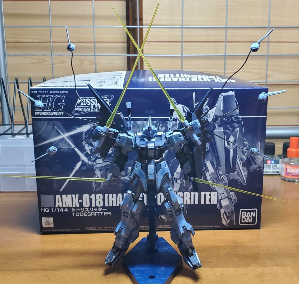 撮るのがへたくそなのであれですが、このキット、HGの割にはでかいんですね。この前にHGデスティニーを作成したのですがおおよそ1.5倍も違うwプレバンに注文時、完全に見てくれで頼んでしまったので、このMSがどーいった機体なのか全く知らずに注文をしました。ちなみに背部バインダー、ほんとは上下逆みたいですが私はこの向きの方がよりスケール感とバランスが出るのでこうしています。