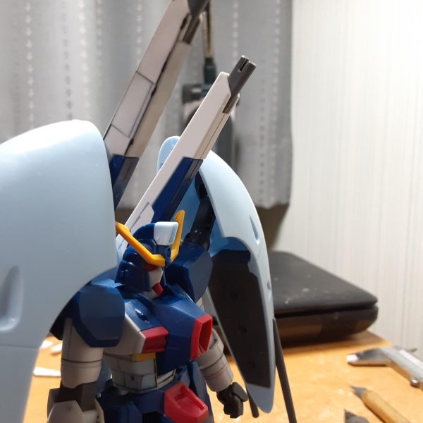 あちこちいじって劇中のようなスリムなプロポーションにしたアビスガンダム。もう20年以上も前のキットなんですね。まだ一部のパーツの処理が終わっていませんが、とりあえず本体はだいたい形になったので経過報告。 SEED系の機体は劇中だと小顔で手足の長い体型、バックパック等のシルエットを特徴付けるパーツが大きめに描かれているため、当時の模型誌作例でもその辺りを中心に改造されていました。このアビス、寸詰まり気味な体型は改修必至だけど、ボディをシールドで包み込むという変形機構のおかげで改造箇所が一つ減っています。 切るならここしかない!|だいたいグミさんの制作中の投稿|GUNSTA(ガンスタ)に書いた脚の6mmに加え、胴で3.5mm、首で0.5mmの10mm延長。最近のキットであるイモジャと比べてもこの通り。本体だけだとやや脚が長すぎるように見えますが、シールドとバラエーナ改(ビームキャノン)で上半身がボリューム過多になるのを見越してのバランスです。 「バラエーナ改の長さが左右で違うわ!」とヒステリックに叫ぶお母さんもいるかもしれませんが、安心してください。(左側も)延ばしますよ!ちなみに12mm伸びてます。 細部をどう改造したかは後でまた投稿します。槍も延ばしたいなぁ。(3枚目)