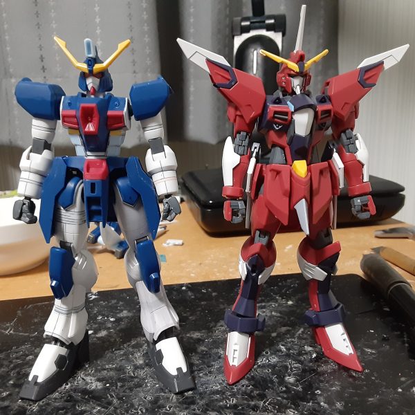あちこちいじって劇中のようなスリムなプロポーションにしたアビスガンダム。もう20年以上も前のキットなんですね。まだ一部のパーツの処理が終わっていませんが、とりあえず本体はだいたい形になったので経過報告。 SEED系の機体は劇中だと小顔で手足の長い体型、バックパック等のシルエットを特徴付けるパーツが大きめに描かれているため、当時の模型誌作例でもその辺りを中心に改造されていました。このアビス、寸詰まり気味な体型は改修必至だけど、ボディをシールドで包み込むという変形機構のおかげで改造箇所が一つ減っています。 切るならここしかない!|だいたいグミさんの制作中の投稿|GUNSTA(ガンスタ)に書いた脚の6mmに加え、胴で3.5mm、首で0.5mmの10mm延長。最近のキットであるイモジャと比べてもこの通り。本体だけだとやや脚が長すぎるように見えますが、シールドとバラエーナ改(ビームキャノン)で上半身がボリューム過多になるのを見越してのバランスです。 「バラエーナ改の長さが左右で違うわ!」とヒステリックに叫ぶお母さんもいるかもしれませんが、安心してください。(左側も)延ばしますよ!ちなみに12mm伸びてます。 細部をどう改造したかは後でまた投稿します。槍も延ばしたいなぁ。(2枚目)