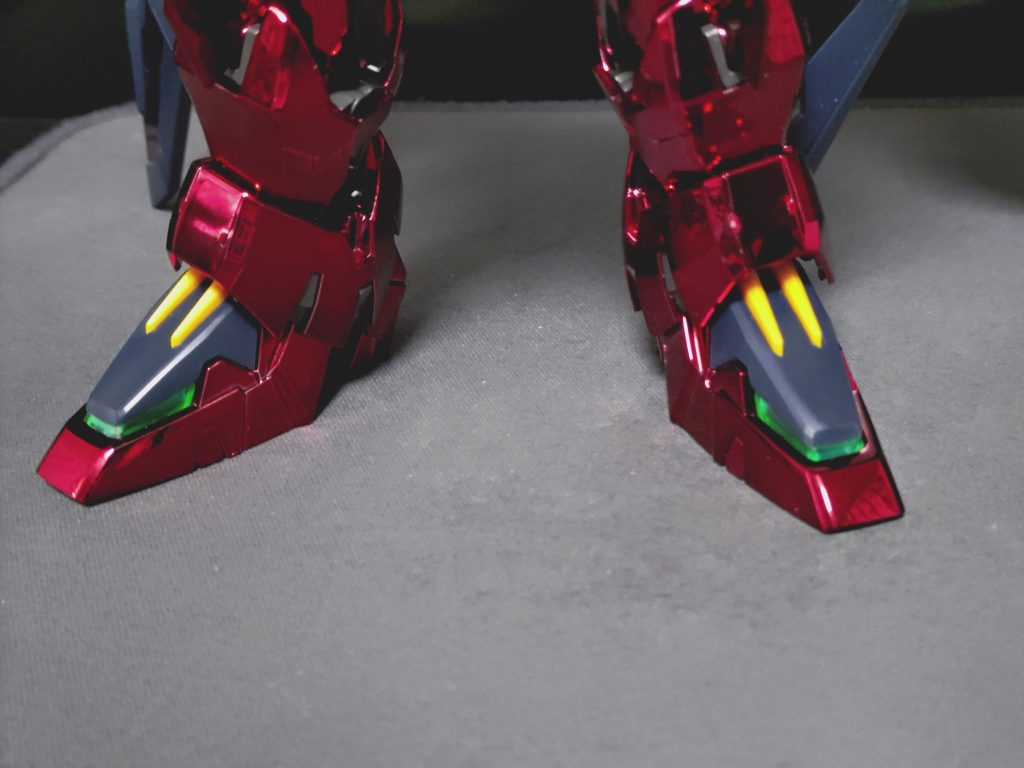 クリアーパーツの縁は蛍光グリーンで塗装ゲート跡はガンダムマーカーEXロイヤルメタレッドで誤魔化し&nbsp;