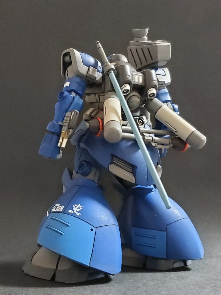 こちらが back shot となります😆🎵キットのディテールが優秀なので目立った改修はせず、両足へのスジ彫り追加とアーマー、武装面強化に留めています😎✨古いキットで可動域がチョット…とおっしゃる方もいるかとと思いますが、妄想ストーリーのポージングの通り、無改造でも十分アクションシーンもこなせる良キットだと思います🤭🎶特にドム系統にしては珍しく腰のひねりが大きく出来るので、私の中では高評価です😎👍️