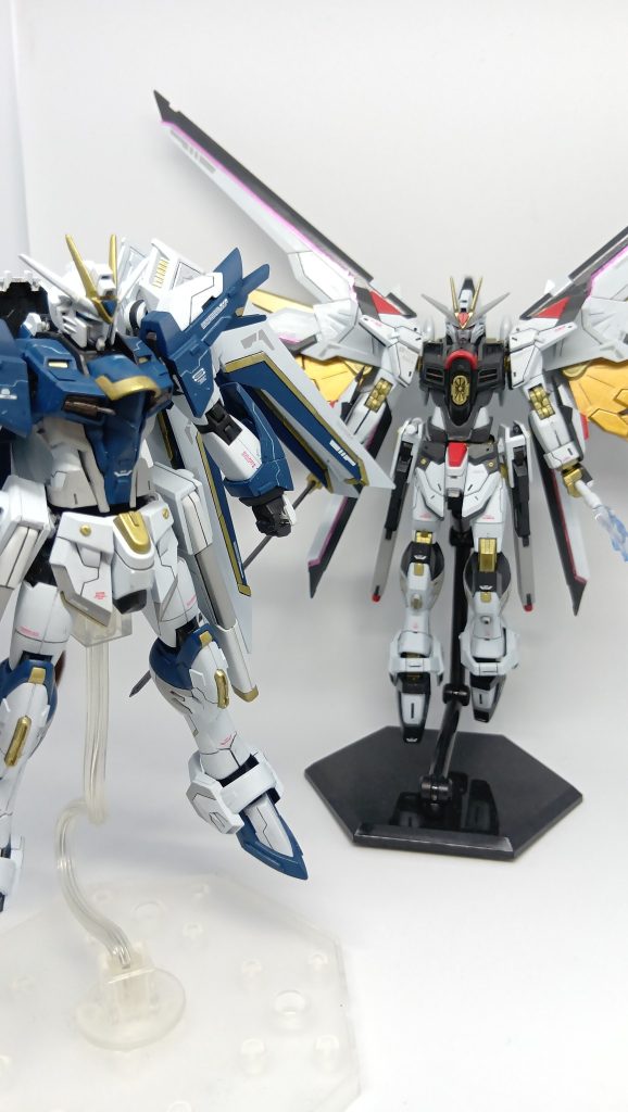 こいつら羽デカすぎて撮影ブースに2機入らない…早くイモータルジャスティスも作って並べたいです。