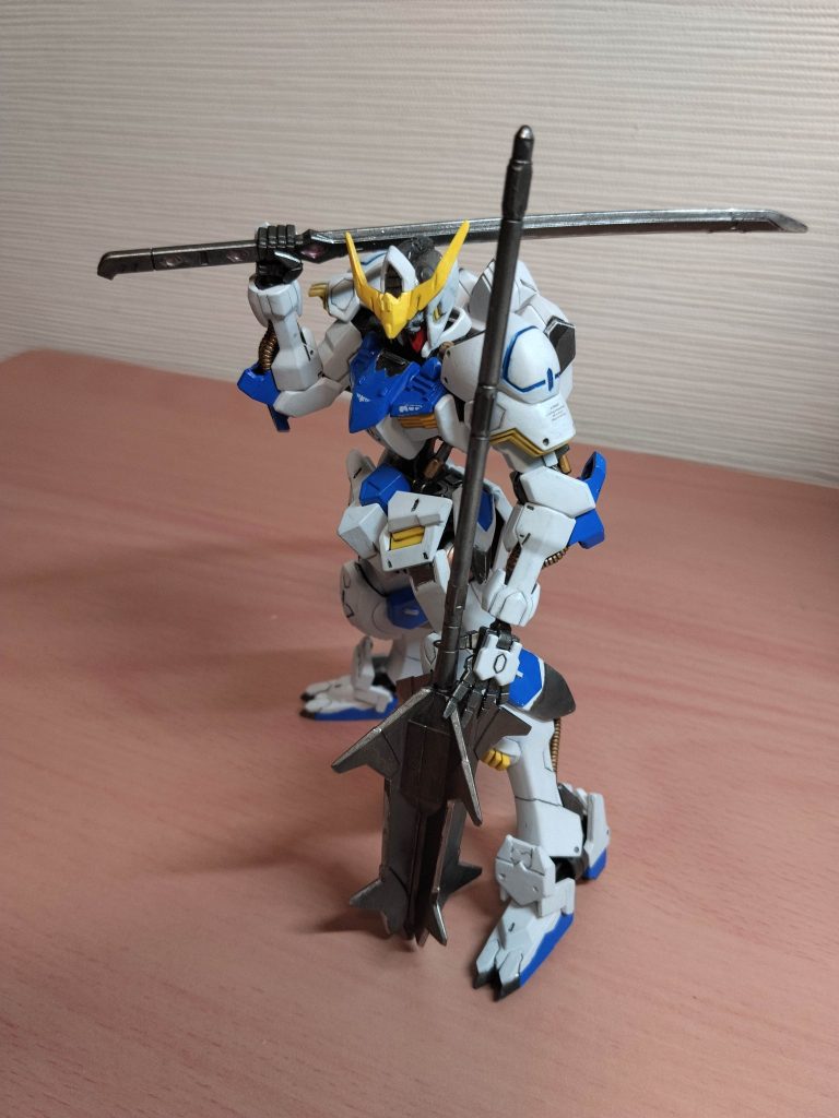 このポージングが気に入っています。ちなみにこのバルバトスは覗かないと目が見えません。もっと目立つ目にしても良かったかも？