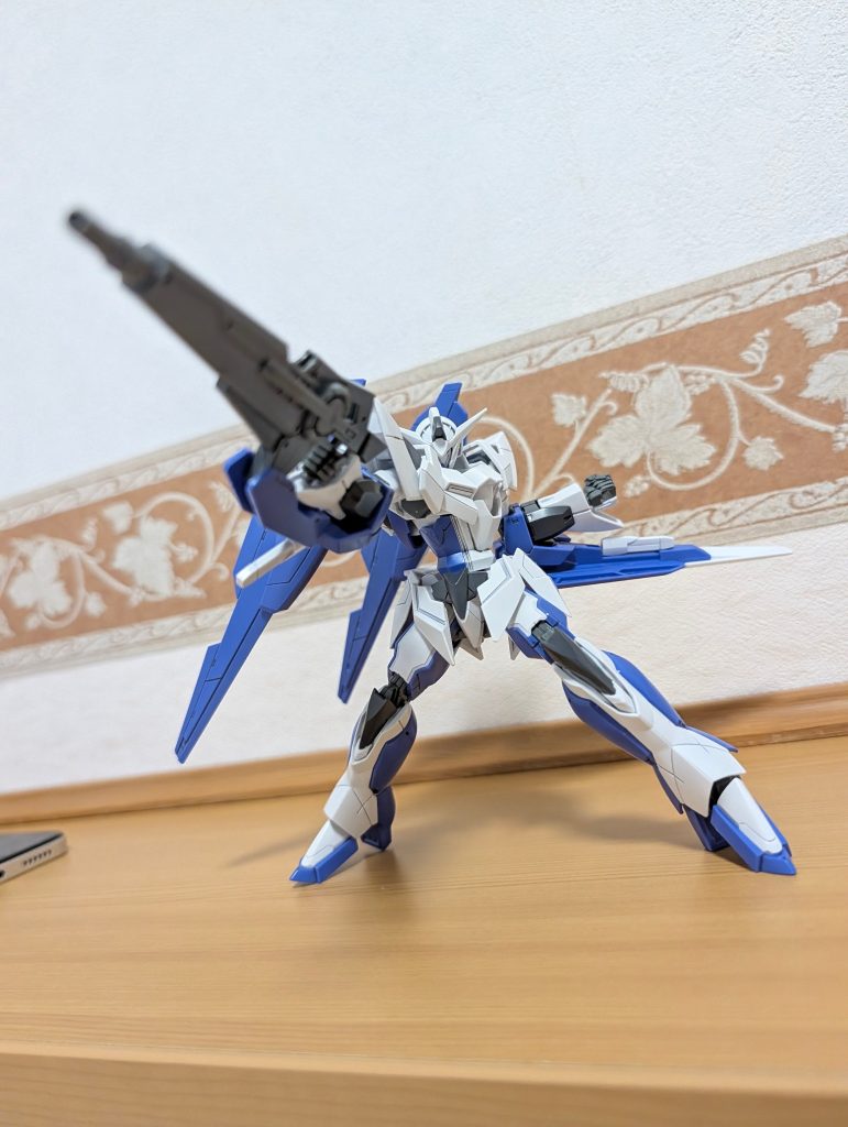 プラモでは原型となってるリボーンズガンダムやリデコのリバーシブルガンダムは組んだ事あったのですがぶっちゃけややゲテモノ系に片足突っ込んでるデザインの彼奴等に比べるとアイズガンダムはシンプルなデザインしてて純粋にカッコいいですね。