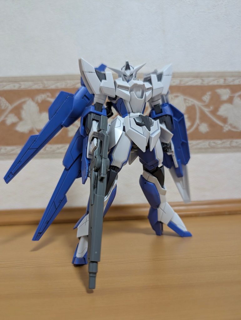 スタンバイモード00の外伝を読んで無いので劇中でのアイズガンダムの活躍は良くわからないのですが本編のやたら古谷徹さんに声が似てるリボンズの中の人の影響か片方にバインダー寄せると何となくνガンダムぽさを感じますね、色合いも若干Hi-νガンダムぽいし。
