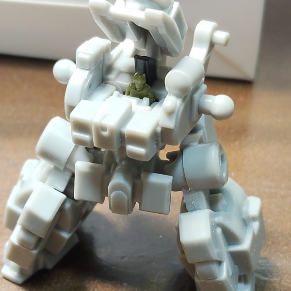 330円のミニプラキットなのに結構間接は動くわコクピットか開くわで、ナカナカにワクワクポイントいっぱいのメカアーツ。最後のプチモビルスーツを作ろうとしてますが、やはり気になるのは扁平なコクピットの中身。なのでここは頼りになる100均のジオラマ人間さんに搭乗いただき、立体感のあるコクピットにしとこうと思います。軍用プチモビルスーツ、エコーズ仕様コンロイ・カスタムなんてのを夢想中です。（4枚目）
