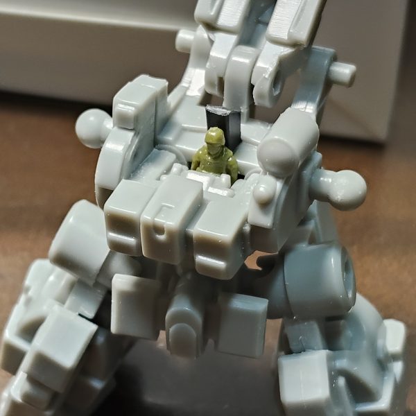 330円のミニプラキットなのに結構間接は動くわコクピットか開くわで、ナカナカにワクワクポイントいっぱいのメカアーツ。最後のプチモビルスーツを作ろうとしてますが、やはり気になるのは扁平なコクピットの中身。なのでここは頼りになる100均のジオラマ人間さんに搭乗いただき、立体感のあるコクピットにしとこうと思います。軍用プチモビルスーツ、エコーズ仕様コンロイ・カスタムなんてのを夢想中です。（3枚目）