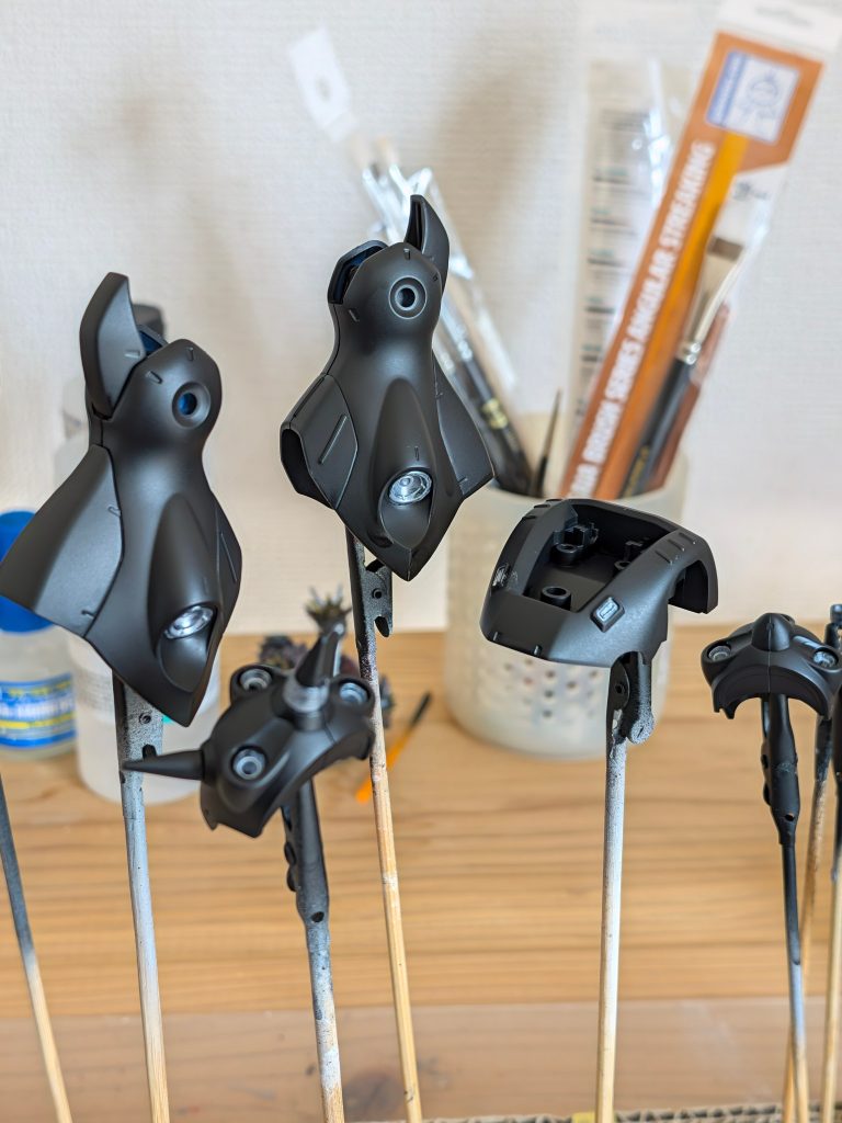 下地は水性の黒サフで、シルバーは今回もファレホを使用。