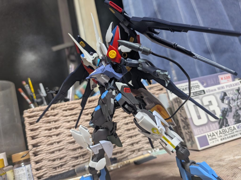 作品名：改造ガンダムフレームの進捗<p>今回は羽根と尻尾と膝の装甲を追加してます ↓羽根にドラグーン外したストライクフリーダムの羽根、尻尾にはワイヤーとボールデンアームアームズのスパイクパーツ使いました</p>
