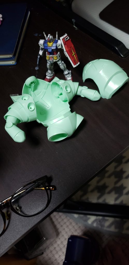 旧キットだから中は、すかすかです。このスカスカをみて何か出来ないか考えたてやってみたのが次の仕掛けになります。
