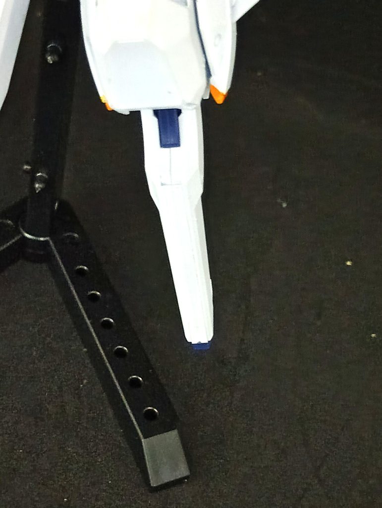 画像、白飛びスマヌ(gundam-kao8)このキット、不満点が少ないんだけど目立つ合わせ目がスネだけガッツリ。合わせ目消しやろうとすると構造的に後ハメ加工必須なんだけど、強度的にちょっと心配。なので　　　スジ彫りガイドテープを白く塗装して貼りました。白飛び画像で申し訳ないんですが、　　　やらないよりはまし止まりですね・・・もっとデザインっぽくなる予定だったんですが(gundam-kao5)ちゃんとサイズ計ってプラ板切った方が良かったかも。まあ手抜き度はMAXなのでこんなもんかｗ　で、もう一つ