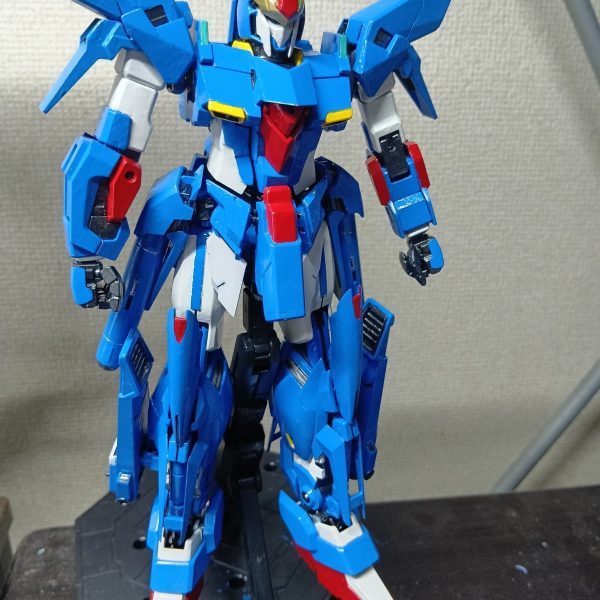 百式かＺガンダムに寄せるせいか頭部の色が（カメラ部分を除いて）3色以上のものをほぼ見ないな？という所からスタートして以前投稿したリゼルと同方向の塗装にしたのはいいとして・・・以前そのまま作成した時、「ここはもうちょっと何とかならなかったのだろうか」と思った箇所を今回手を加えていったら、何か明後日の方向にズレだしたような気がするのです？（2枚目）