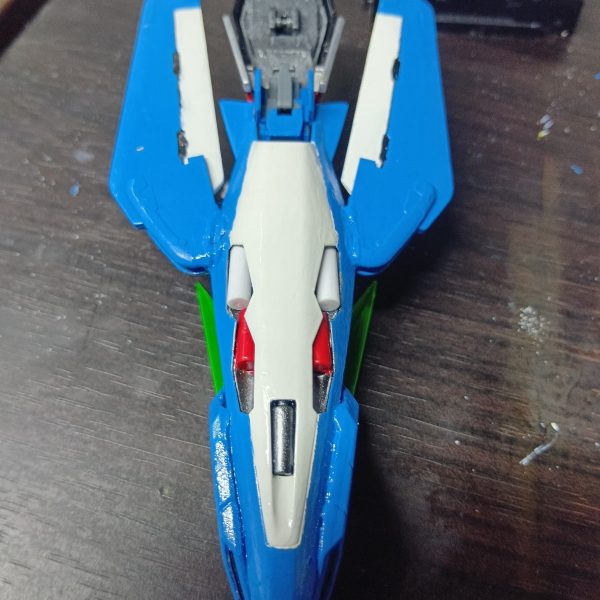 百式かＺガンダムに寄せるせいか頭部の色が（カメラ部分を除いて）3色以上のものをほぼ見ないな？という所からスタートして以前投稿したリゼルと同方向の塗装にしたのはいいとして・・・以前そのまま作成した時、「ここはもうちょっと何とかならなかったのだろうか」と思った箇所を今回手を加えていったら、何か明後日の方向にズレだしたような気がするのです？（3枚目）