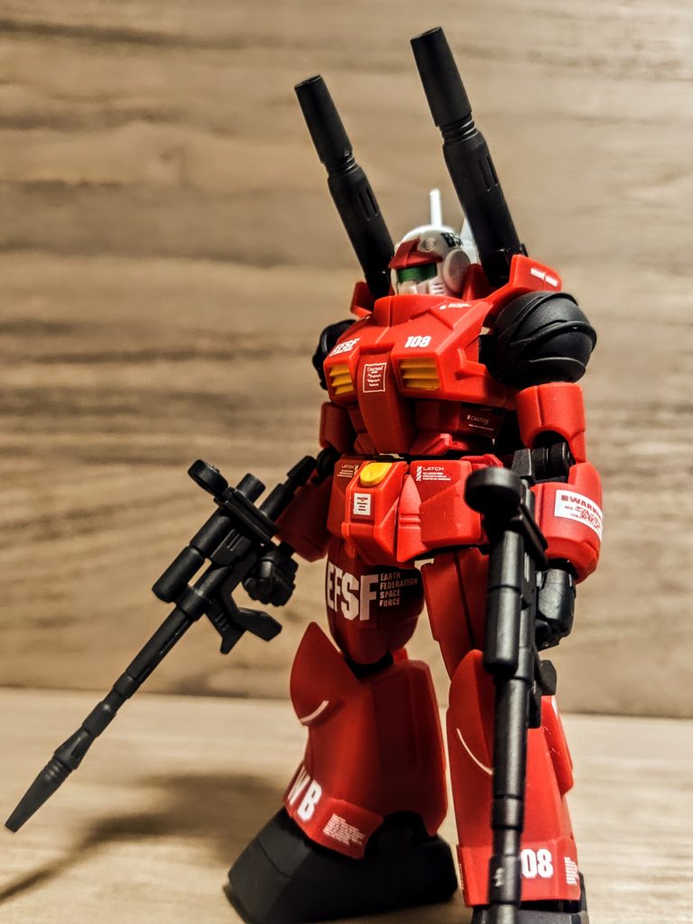 連邦のマーキングを貼らなかったのは、まだそこまで表に出されてないからっていう設定です。こう、活躍できたら、もっともっと目立たしていこうとするんでしょうが、この頃はまだジオンのザクにやられまくっていた頃ですからね。とか何とか自分の中でオリジナルの設定や物語を作るのも楽しいんですよね。HGやこのGフレームだとまだ買える値段だから、そこから派生した別バージョンを作るのも楽しそう。ちょうど白いミサイルランチャーあるし。あとはいつかシールド肘に付けたいね。