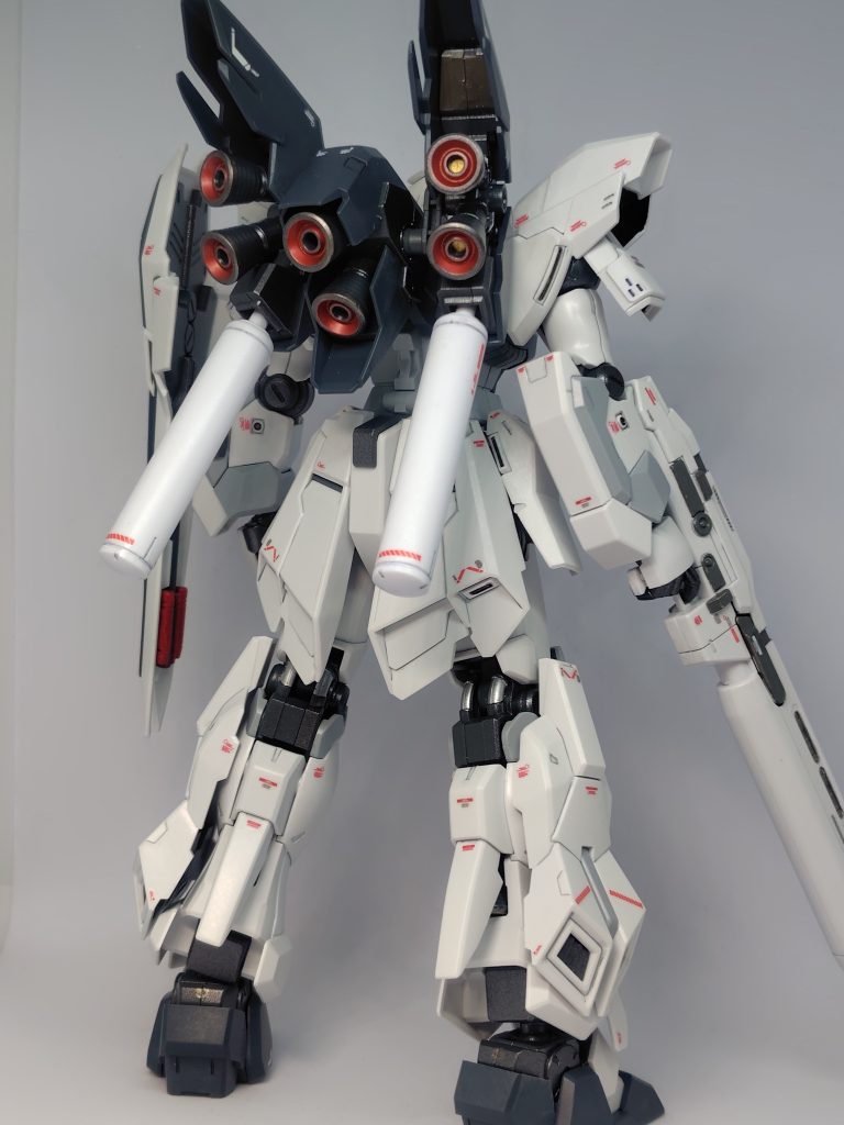 MG ver.Kaに似たデカールを一つ一つ探しながら貼ったので、組み立てよりもデカール貼りに時間がかかった感じです(zaku-kao4)バーニア内側はメタリックレッドとゴールドでマーカー塗装。膝裏のケーブル？をシルバーでマーカー塗装。合わせ目は後頭部だけ消して太腿はとライフルは段落ち化。あとは目立たない場所ばかりで作りやすいキットです。
