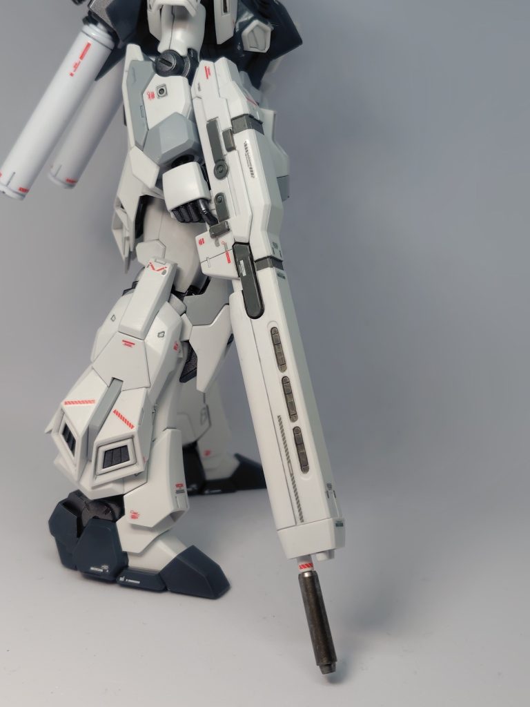 ハイビームライフルは真っ白だったのでグレー部分と先端をガンメタルで塗分け。