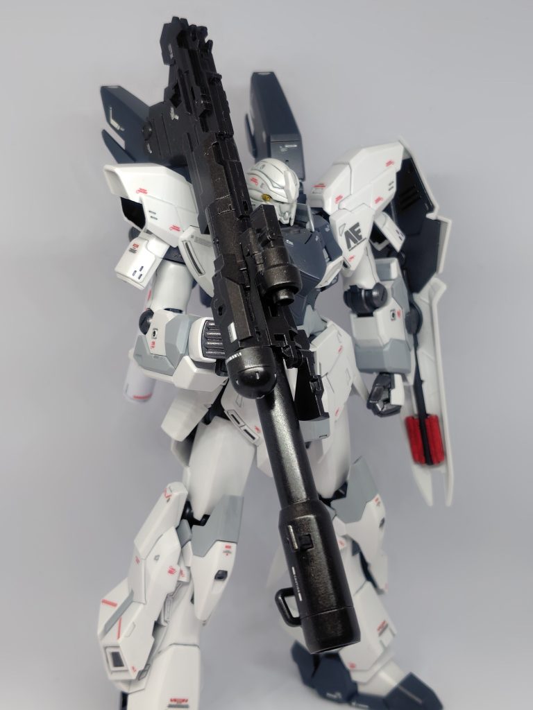 バズーカはメタルブラックでスプレー塗装。初めて使いましたが良い色ですね。シールド裏のミサイルはレッドでマーカー塗装。