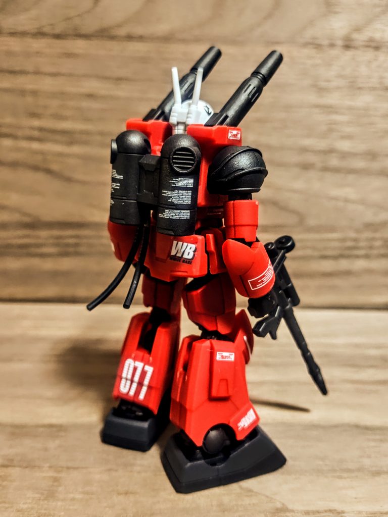 今回の私のネタは、いつもの銃とシールドを繋ぐケーブルを使って、何らかの排水を行いそうなホースにして背中に付けました。2本出しですね（笑）、何かしらの排水設備が初期のモビルスーツには必要だったらしいんで。(脳内設定（笑）)