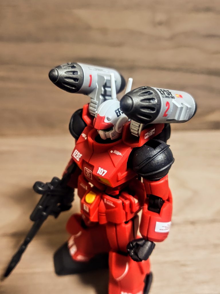 素組みだと、元は真っ白なんですよね。それを墨入れしたとして、果たして私に射出口が綺麗に塗れるのかと（笑）、「無理に決まってるだろう？？」そう思ったので、先端は黒系1択でした。これだと射出口を塗ったとき多少下手でも目立たない（笑）。とはいえ艶消しのブラックにするのはあまりにもつまらないかなと思ったので、とりあえずガンメタ系に。でもこのガンメタも本当飽きちゃったんで、メタリックグレーという新しい質感に挑戦。ガンメタより遥かにイイ感じだと思います。