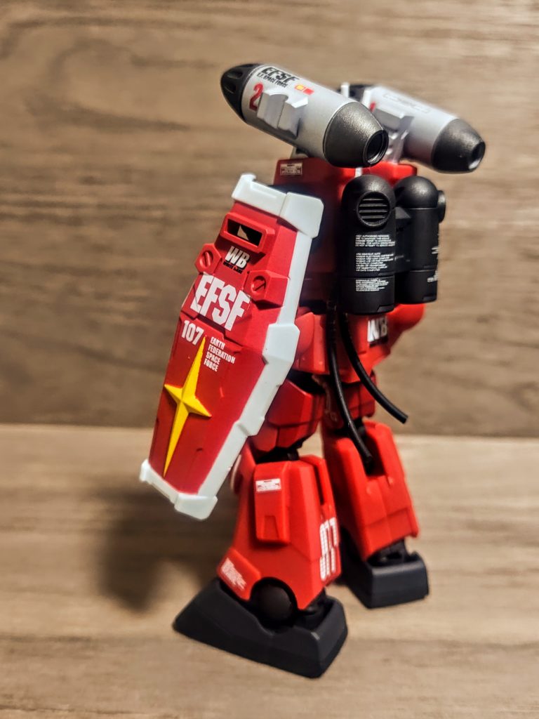 シールドのデカールもテッパンのモノを集めて貼りました。ホワイトベースのロゴはやっぱり欲しい、ここに配備されるはずだった設定ですね（笑）。配備される前にこの機体は散ったはずで、それもまたエモいかなと。それにしても、相変わらずGフレーム用なんで、物凄くオリジナルモールドがバッキバキに入ってます。好みですが、確かにここまでやるとちょっとうるさい気もしますね（笑）。苦手な人の気持ちもわからなくもない。