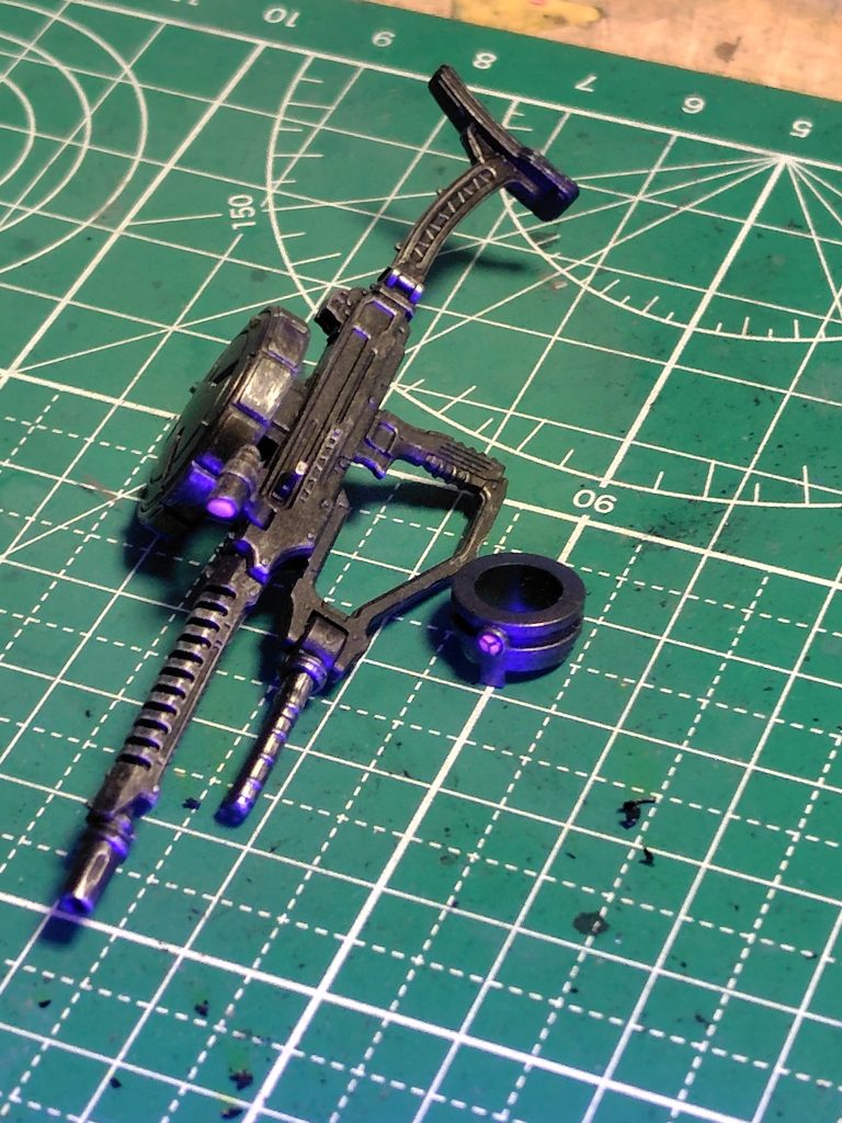 蛍光マーカーを使ったのでブラックライトで光ります。