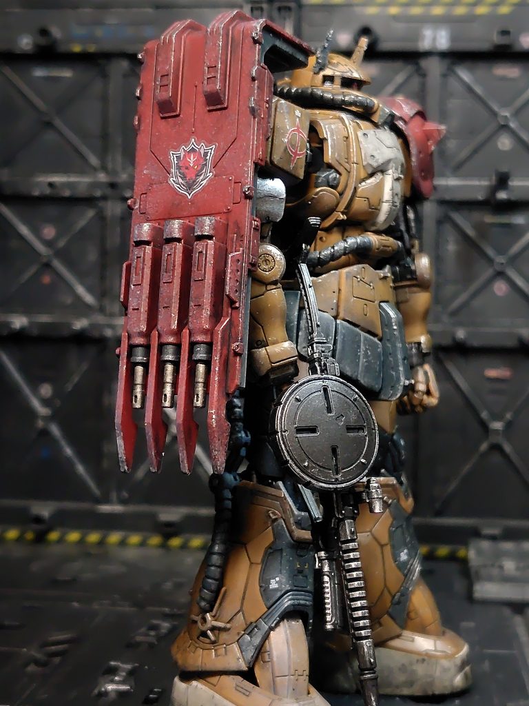シールドの銃口部分はガンメタル。