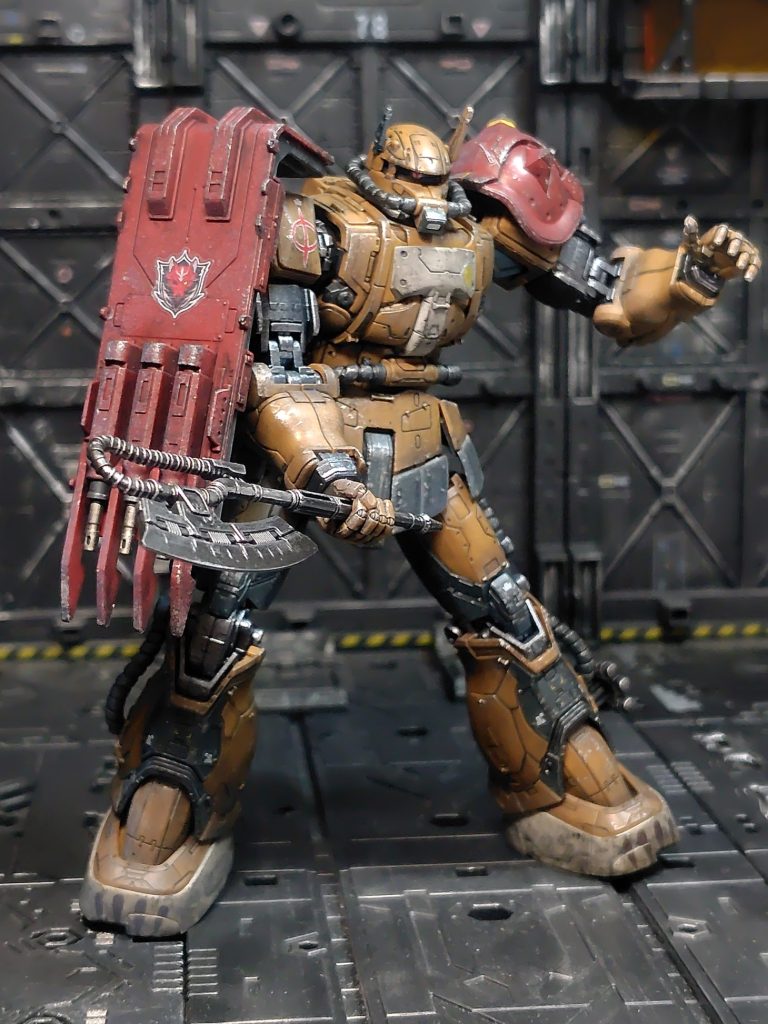 関節などのガンメタル部にはマスキングをして金属感を残し、外装部分はつや消しにしてあります。二の腕の合わせ目だけ段落ち化しましたが他に目立つ合わせ目は無いです。