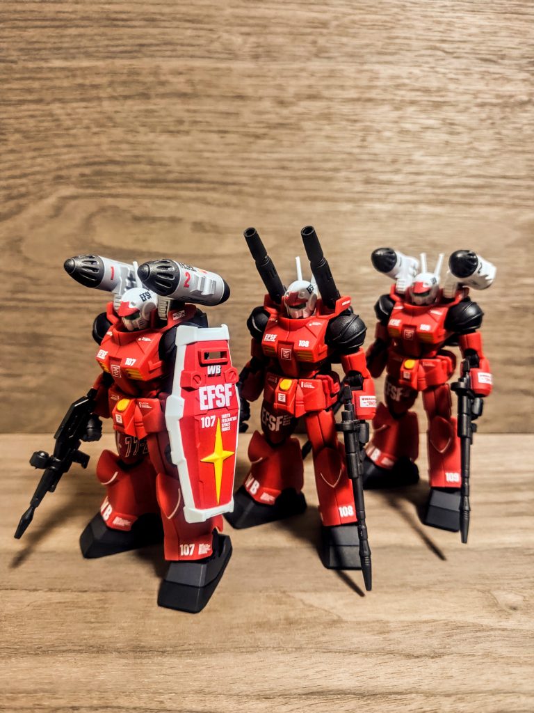 というわけで今度は107号機から、108号機、109号機のならびです。やっぱり我ながら盾付きが格好良かったなと、瞬間接着剤投入のパワープレイでしたが（笑）。あとの2機はライフル2丁持ちなのがちょっとウチらしいですかね、個性的？。107号機には今はノーマルのビームライフルを持たせています。そうそう、ちょっと出力を上げたロングレンジ仕様のビームライフルらしいですね、ガンキャノン用のもの。確かにちょっと長い、でもカッコイイ。
