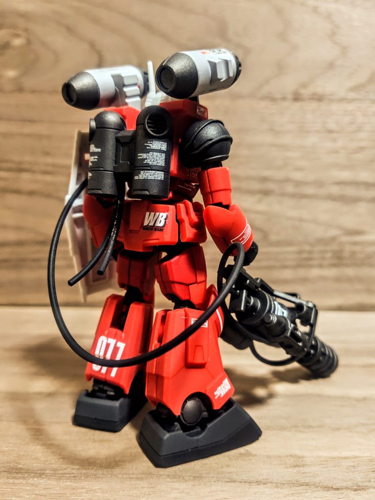 グリップがノンスケール品なんで、ちょっと太い。ここが唯一の泣き所。そのままではGフレームには持たせられません、悔しいので持ち手は切り取ったGフレーム用のビームサーベルを組付けて持たせています（笑）。そしていつものケーブルですね。これ、平たいゴム系の何かのコードを工夫して接続すれば、給弾チックな動きもいけそう（笑）。