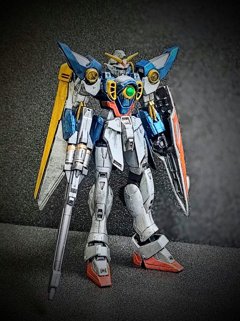 前面カット。元々は今年のオラザクでガンプラ部門以外にも応募したいなと思い、近所の家電量販店でサマーセールにかかっていてお手頃価格になっていたこともあって購入しました。が、作品自体をみたこともなく、どう作るかまったくインスピレーションがわかないまま、時間ばかりがたち、もうシンプルに作ろうと思い作りだしたのがつい最近でした(zaku-kao4)