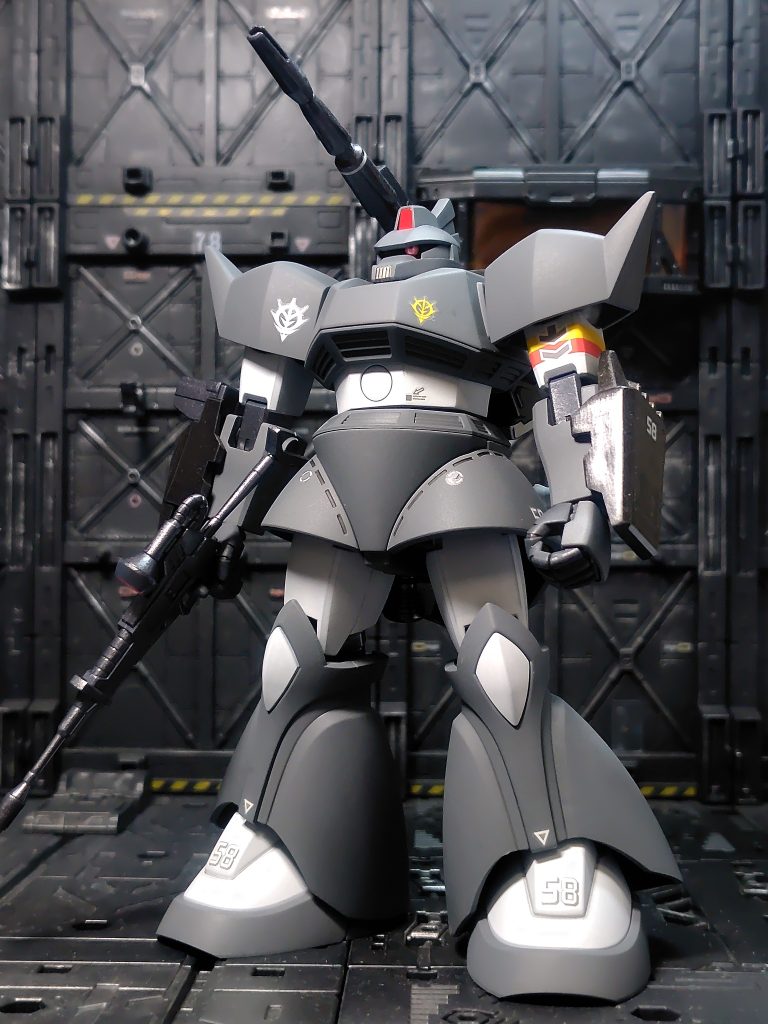 懐かしのMSVカラーはすみれ色がかったグレーなのですが、あの色を再現できるスプレーは見つからずChatGPTおすすめのグレイバイオレットを使いました。まあまあ雰囲気は出てると思いますがやはりもっとパープル味が欲しいですね(zaku-kao4)腹部などはMSホワイト。これもChatGPTのおすすめですがこちらはイメージ通りでした(gundam-kao6)気軽に相談できるので助かりますAI。