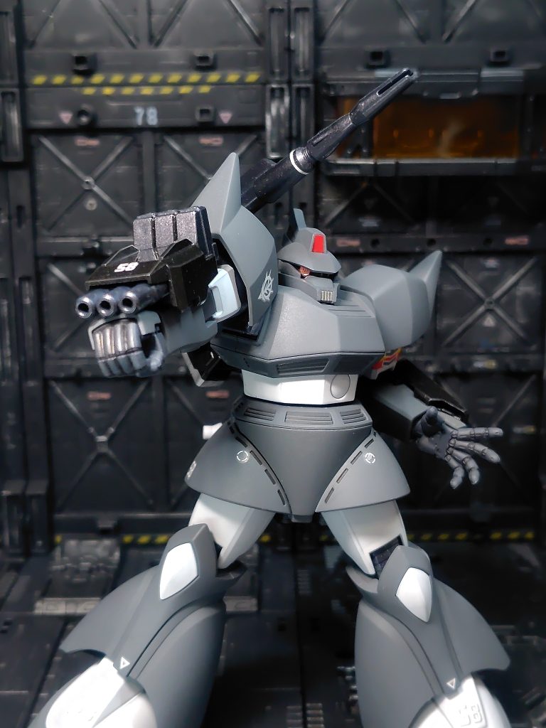 ポージングいくつか。口元をガンメタルでマーカー塗装。