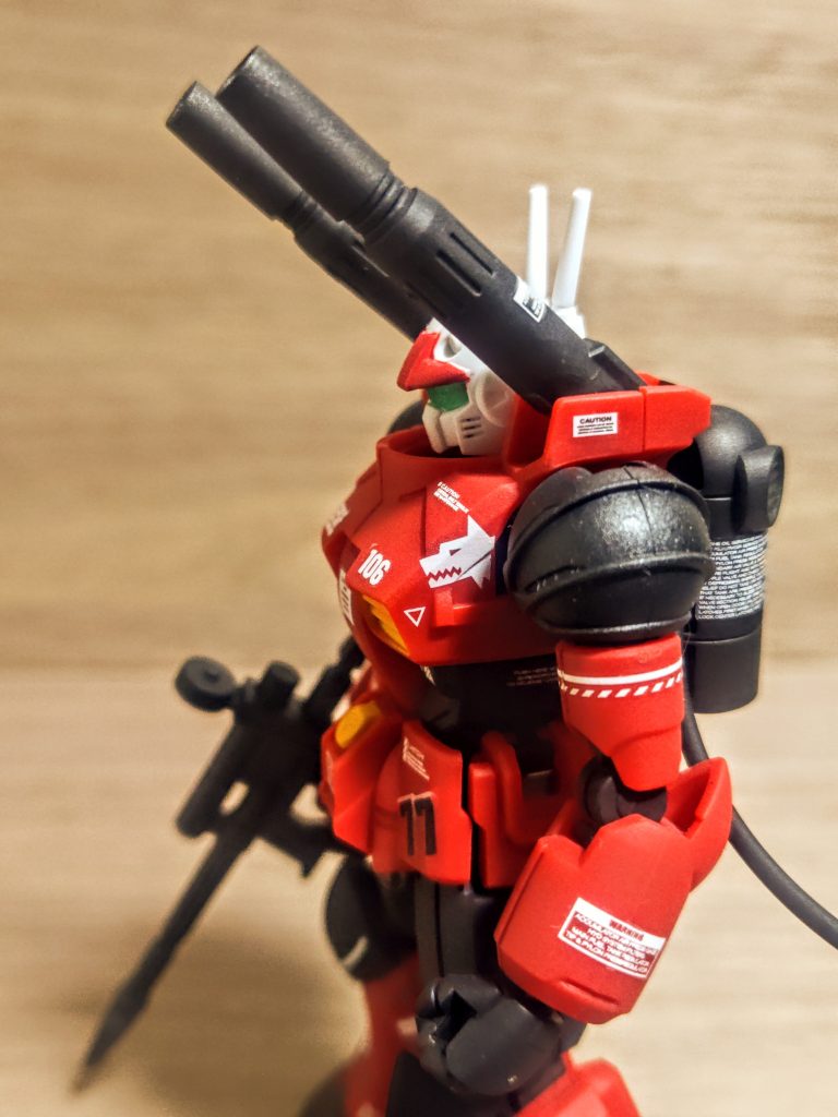 魅せどころのウルフマークです。テストパイロットなのに個別のマーキングまでさせるあたり、エース扱いなのかな。そしてこのマークがあれば最終フェーズに入ったというのを周りが見てもわかるようになっているとも言えますね（笑）。(脳内設定の物語です)少しだけ多めに今回はデカールを貼っていますが、これはテスト機ゆえのマーキングなのかもしれません。