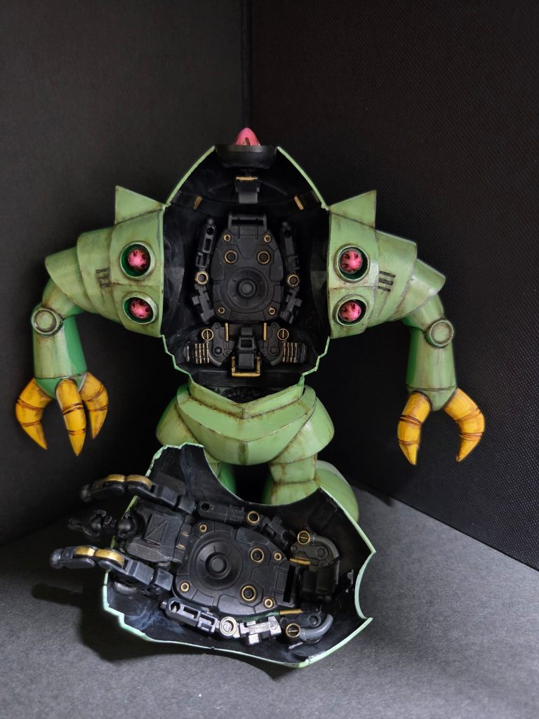 内側をそれらしくして開閉式にしてみました。Gフレームのドムの足の裏パーツや使わないフレームなどをつかいました。