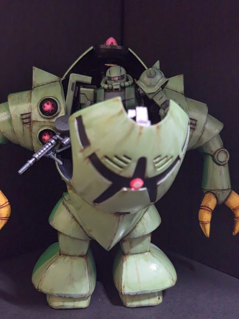 ズゴックの中にガンダムが入ってるケースがあったのでザクが入ってる設定にしました。(笑)この場合、スケールは200分の1になります。ゾックアーマーとしてみました。(笑)水中を移動して上陸後砲台のように運用しながら機動性のある陸戦機で接近してきた敵機を迎撃する、みたいな。