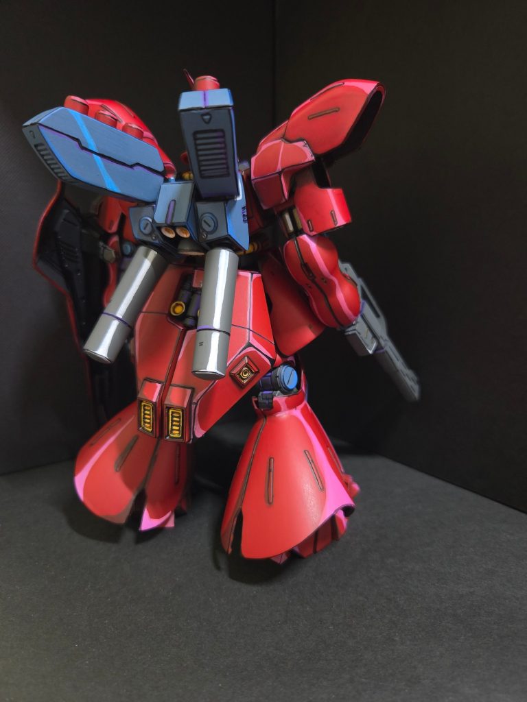 シャアのヘルメットみたいなデザインとボリューム満点のデザインがカッコいいです。しかもファンネル装備で強敵感がすごいです。