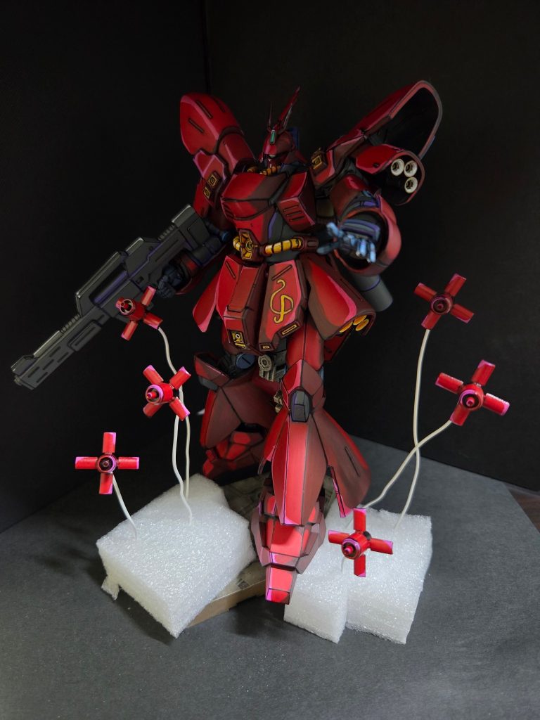 ファンネルが展開状態のものが付いてました。６個も同じ物を作るのはキツイです。何回も飛んでいきました。スポンジに刺してそれらしい位置に。(笑)