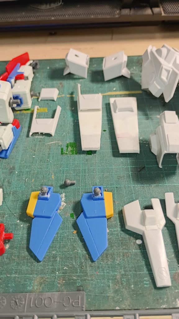 腰のサイドアーマーをボールジョイント接続に変更。他キットのポリキャップを使用。肩アーマーはプラ板を積層し先端と上部に旧キットのダクト？部分を移設。