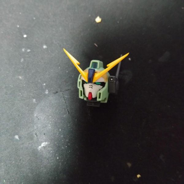 妄想していたガンダム顔のジェガンの頭部が完成しました。フェイスとアンテナはナラティブです。 めちゃくちゃ作りの出来がいいのでつけやすかったです。ジェガンの頭部カメラアイの位置はサムネで固定します。付けるかどうか迷いましたが、一応ジェガンからこいつに変形するっていう設定なので……&nbsp;（2枚目）