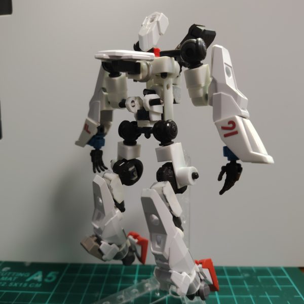 前回機体フレームが出来た、と投稿したけど、よくよく見たらやっぱり違うな〜と思い腹と足を作り直し。なんかテセウスの船状態になってます。修整箇所は、肩幅を増す。腹を強度のありそうなデザインに変更。太ももを自作パーツにして3mm短縮。腰にフロントスカートを追加。です。写真撮っていて思ったけどフロントスカートない方が良さそうなので、また変えます。(スカートがランディングギアを兼ねているのだけれども)直線的なデザインなので似たキットを補充して進めたい。そしてコーンスラスター、どっかに着けたいな〜小説もプラモもどっちもモチベが上がらず停滞気味です(gundam-kao4)（2枚目）