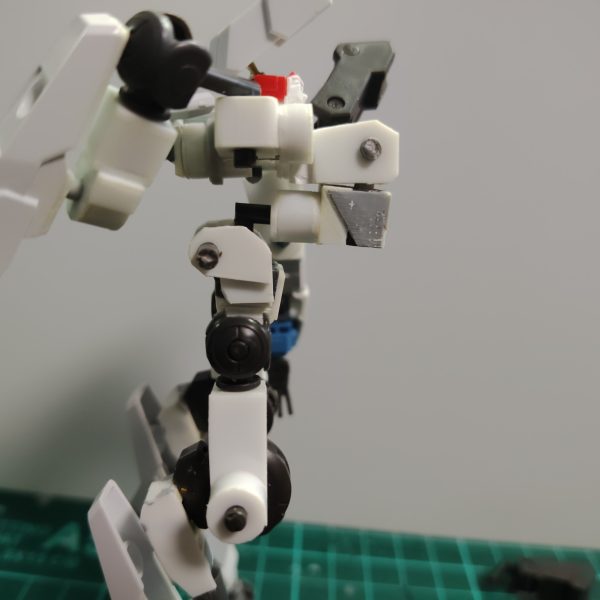 前回機体フレームが出来た、と投稿したけど、よくよく見たらやっぱり違うな〜と思い腹と足を作り直し。なんかテセウスの船状態になってます。修整箇所は、肩幅を増す。腹を強度のありそうなデザインに変更。太ももを自作パーツにして3mm短縮。腰にフロントスカートを追加。です。写真撮っていて思ったけどフロントスカートない方が良さそうなので、また変えます。(スカートがランディングギアを兼ねているのだけれども)直線的なデザインなので似たキットを補充して進めたい。そしてコーンスラスター、どっかに着けたいな〜小説もプラモもどっちもモチベが上がらず停滞気味です(gundam-kao4)（3枚目）