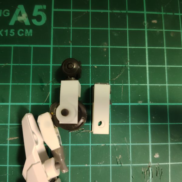 前回機体フレームが出来た、と投稿したけど、よくよく見たらやっぱり違うな〜と思い腹と足を作り直し。なんかテセウスの船状態になってます。修整箇所は、肩幅を増す。腹を強度のありそうなデザインに変更。太ももを自作パーツにして3mm短縮。腰にフロントスカートを追加。です。写真撮っていて思ったけどフロントスカートない方が良さそうなので、また変えます。(スカートがランディングギアを兼ねているのだけれども)直線的なデザインなので似たキットを補充して進めたい。そしてコーンスラスター、どっかに着けたいな〜小説もプラモもどっちもモチベが上がらず停滞気味です(gundam-kao4)（4枚目）