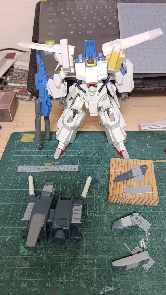 バックパックのミサイルポッドとウイングの延長工作胸のアーマーは赤いコクピットハッチのパーツと接着