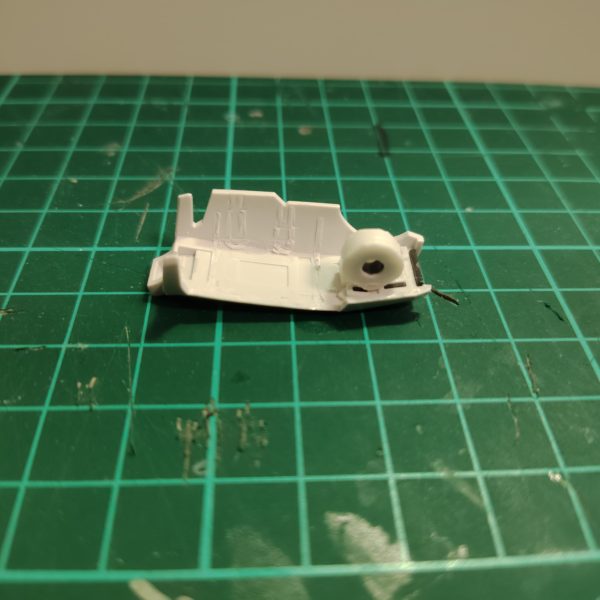 前回機体フレームが出来た、と投稿したけど、よくよく見たらやっぱり違うな〜と思い腹と足を作り直し。なんかテセウスの船状態になってます。修整箇所は、肩幅を増す。腹を強度のありそうなデザインに変更。太ももを自作パーツにして3mm短縮。腰にフロントスカートを追加。です。写真撮っていて思ったけどフロントスカートない方が良さそうなので、また変えます。(スカートがランディングギアを兼ねているのだけれども)直線的なデザインなので似たキットを補充して進めたい。そしてコーンスラスター、どっかに着けたいな〜小説もプラモもどっちもモチベが上がらず停滞気味です(gundam-kao4)（5枚目）