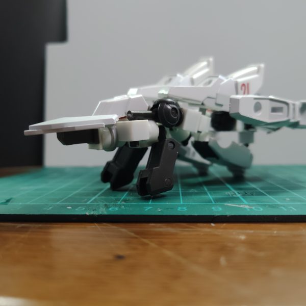 前回機体フレームが出来た、と投稿したけど、よくよく見たらやっぱり違うな〜と思い腹と足を作り直し。なんかテセウスの船状態になってます。修整箇所は、肩幅を増す。腹を強度のありそうなデザインに変更。太ももを自作パーツにして3mm短縮。腰にフロントスカートを追加。です。写真撮っていて思ったけどフロントスカートない方が良さそうなので、また変えます。(スカートがランディングギアを兼ねているのだけれども)直線的なデザインなので似たキットを補充して進めたい。そしてコーンスラスター、どっかに着けたいな〜小説もプラモもどっちもモチベが上がらず停滞気味です(gundam-kao4)（6枚目）