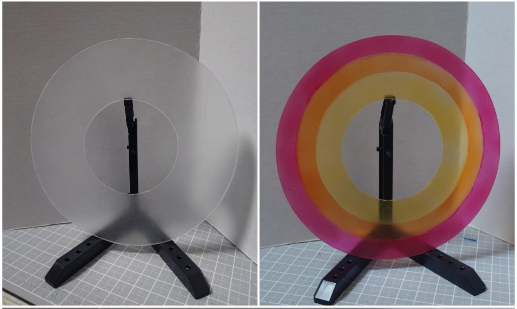 今回のオマケ、背中の光輪です。100均ダイソーの透明プラ板を外円直径13cm、内円直径6cmに切り抜いて内側からクリアイエロー、クリアオレンジ、クリアレッドに塗装しています。…切り抜きもマスキングもめっちゃ大変だった割にあまりキレイに出来ませんでした(zaku-kao9)。
